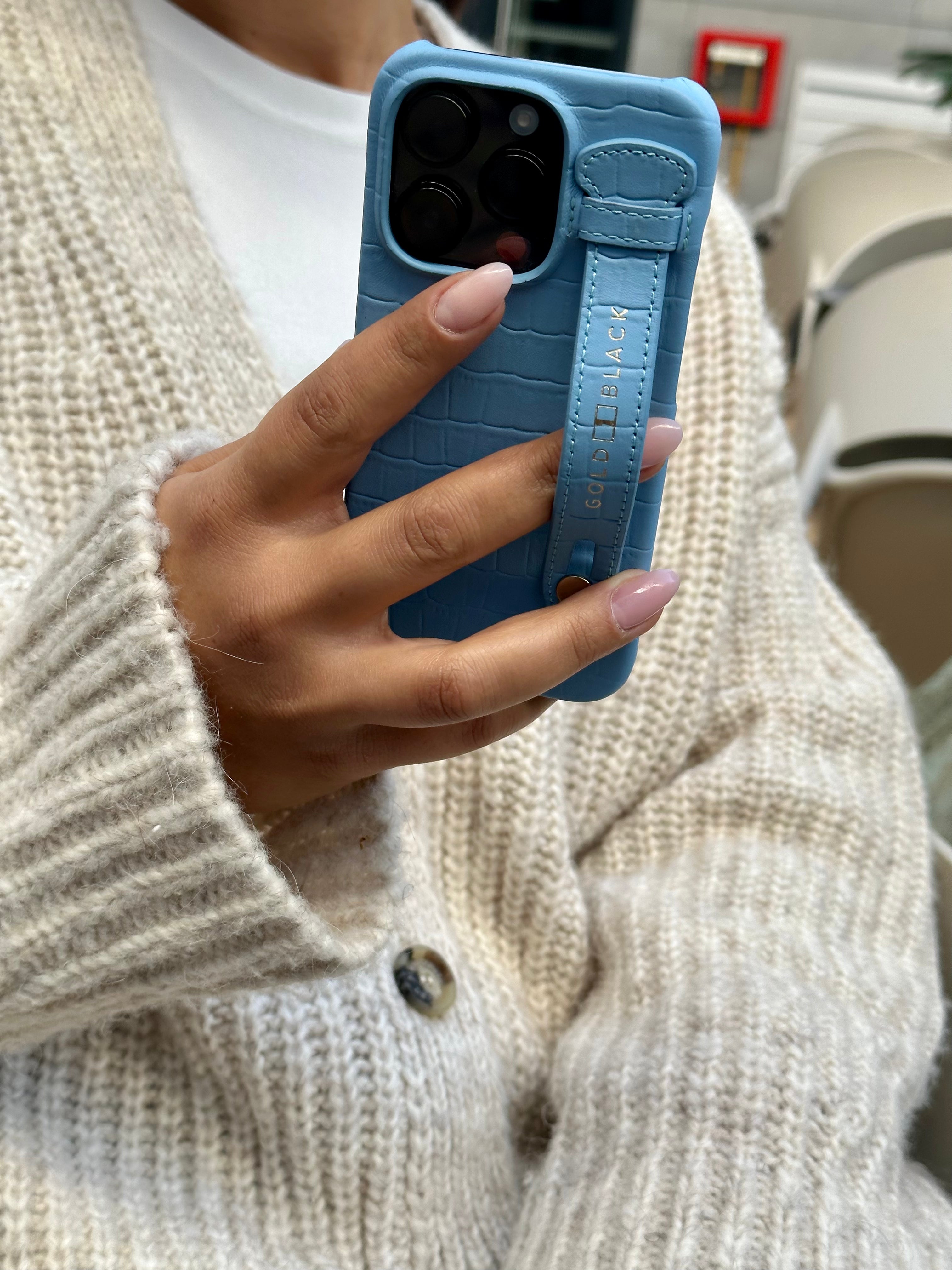 iPhone 14 Pro Slim Lederhülle Kroko-Prägung Pastel Blau mit Fingerschlaufe