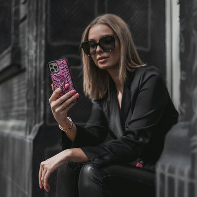 iPHONE 11 PRO LEDERHÜLLE MIT FINGERSCHLAUFE PYTHON PINK - GOLDBLACKpremium